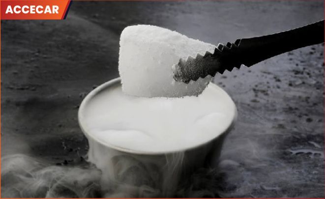 Sử dụng đá khô để xử lý vết móp trên cửa xe cũng là cách làm phổ biến và mang lại hiệu quả cao