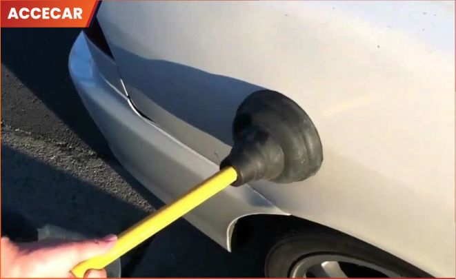 Không có máy hút bụi thì bạn có thể sử dụng gậy thông bồn cầu để xử lý cửa xe bị móp