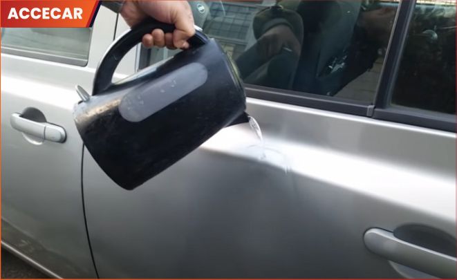 Sử dụng nước sôi xử lý cửa xe ô tô bị móp là cách làm đơn giản và dễ thực hiện nhất tại nhà