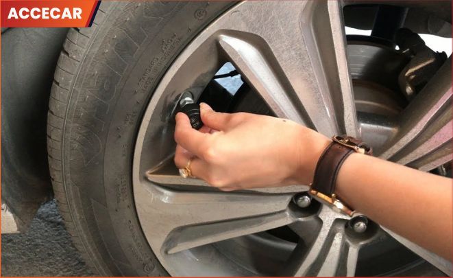 Hướng dẫn cách lắp cảm biến áp suất lốp chi tiết từ A-Z 10 Xoáy cảm biến TPMS vào van lốp